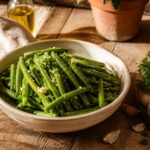 Haricots verts frais cuits vapeur avec huile d'olive et herbes, saladier en grès provençal