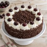 Forêt noire traditionnelle, génoise chocolat garnie de chantilly et cerises