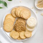 Assortiment de biscuits industriels peu caloriques sur une assiette claire