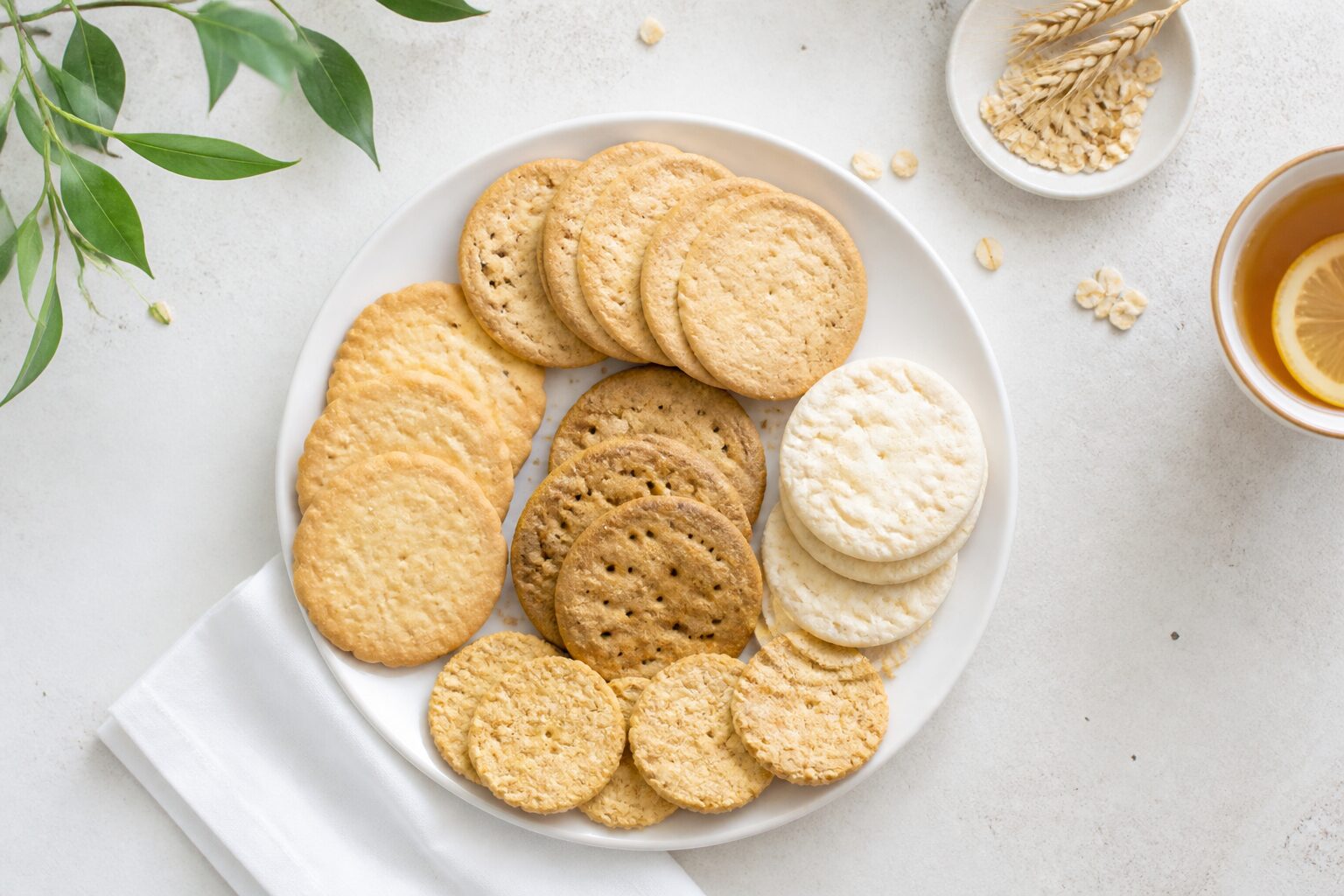 Assortiment de biscuits industriels peu caloriques sur une assiette claire