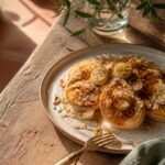 Pancake banane moelleux avec miel de lavande et amandes effilées sur table provençale
