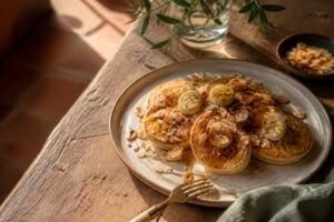 Pancake banane moelleux avec miel de lavande et amandes effilées sur table provençale