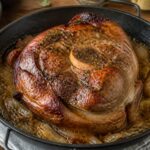 Rouelle de porc au four doree et fondante sur lit d oignons aux herbes de Provence