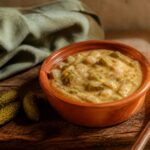 Sauce biggy maison crémeuse dans un bol en terre cuite avec cornichons