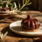 Tête de nègre maison : meringue chocolat sur biscuit, lumière naturelle dorée