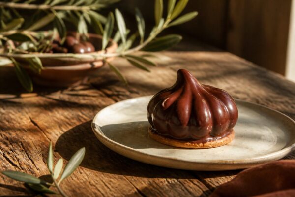 Tête de nègre maison : meringue chocolat sur biscuit, lumière naturelle dorée