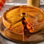 Tielle sétoise dorée au poulpe en sauce tomate, spécialité de Sète