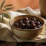 Cerises amarena dans leur sirop sur une table provençale