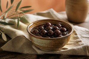 Cerises amarena dans leur sirop sur une table provençale