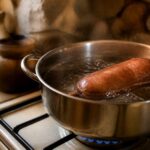 Cuisson saucisse de Morteau entière dans une casserole frémissante sur feu doux