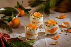 Dessert de noel : trois verrines clémentines de Corse, fromage blanc au miel de Provence et pistaches concassées