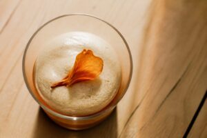 Espuma cremeuse dans une verrine, vue de dessus