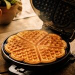 Gaufre recette grand-mere : pâte dorée dans un gaufrier en fonte, lumière chaude provençale