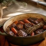 Cocotte de joue de porc façon grand-mère mijotée au vin rouge avec carottes et bouquet garni