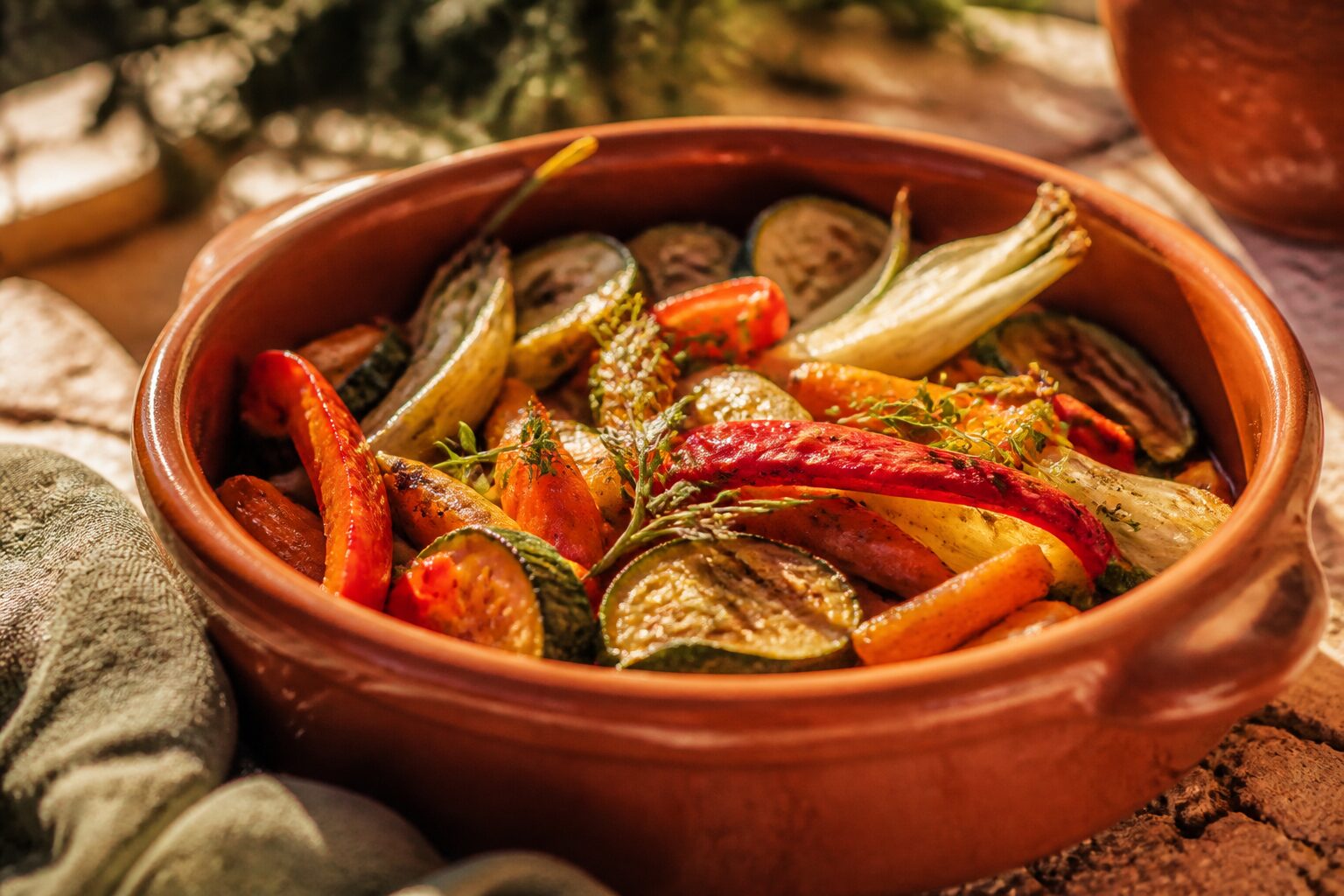 Légumes rôtis du Sud (fenouil, poivron, courgette) dans un plat en terre cuite