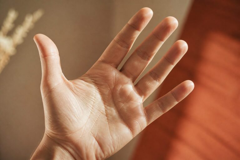 Main gauche qui gratte : signe d’argent ou cause médicale ?