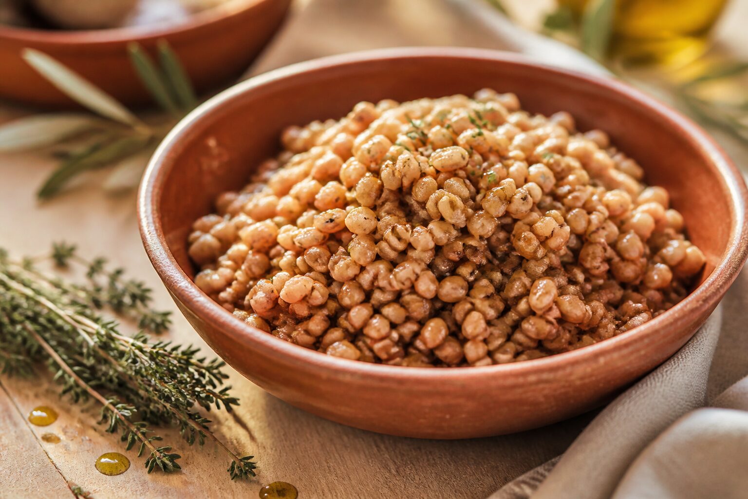 Bol en terre cuite de petit épeautre cuit avec thym et huile d'olive, cuisine provençale