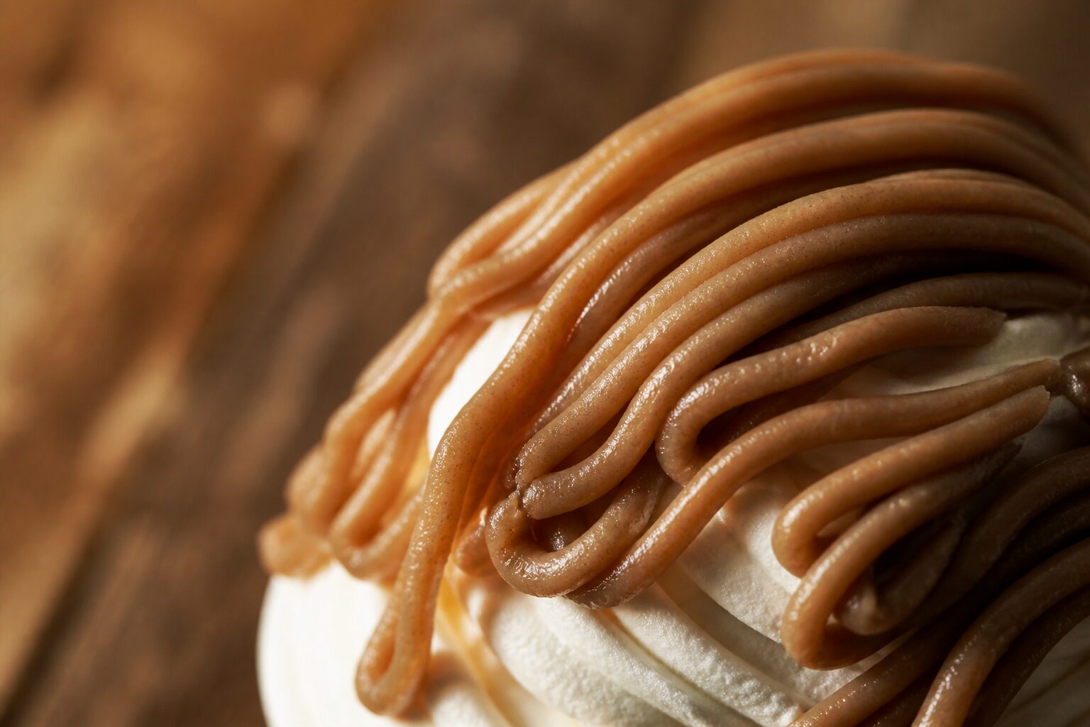 Vermicelles de crème de marrons sur chantilly, vue de près