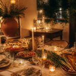 Repas de Noël chic et original : longue table de fête provençale avec plats du terroir, bougies et verres en cristal