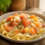 Assiette de tagliatelles au saumon fumé sauce crémeuse citron herbes