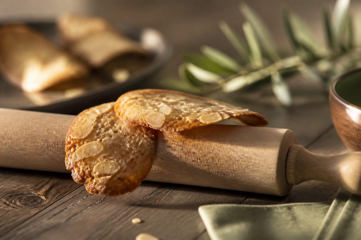 Tuiles aux amandes croustillantes façonnées sur rouleau
