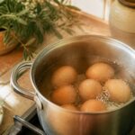 Cuisson des oeufs durs dans une casserole d'eau frémissante