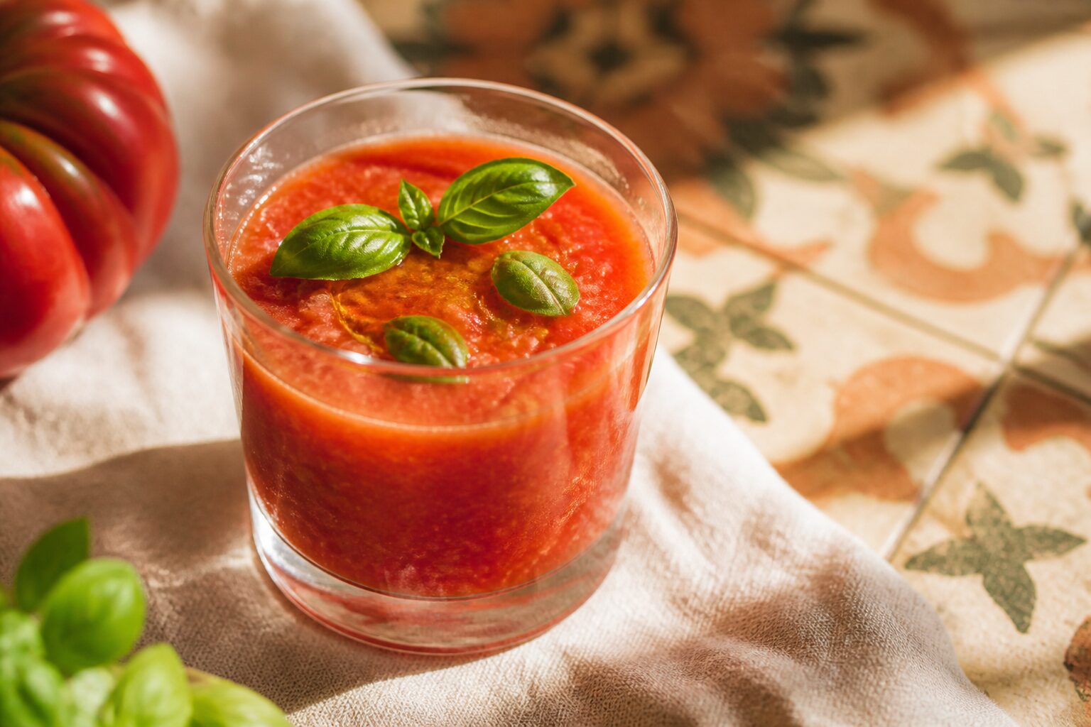 Verrine de gaspacho aux tomates du jardin, huile d'olive et basilic frais