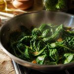 Épinard frais cuisson, poêlée à l'huile d'olive et ail, feuilles tombées et brillantes