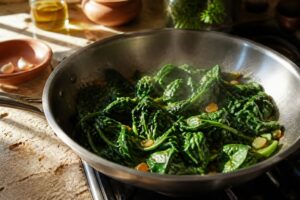 Épinard frais cuisson, poêlée à l'huile d'olive et ail, feuilles tombées et brillantes