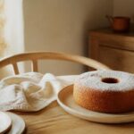 Gâteau vanille moelleux tout juste démoulé saupoudré de sucre glace