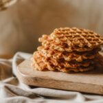 Gaufrettes maison croustillantes empilées sur une planche en bois