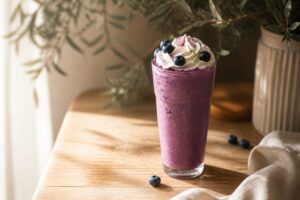 Grimace shake, milkshake violet aux fruits rouges garni de chantilly
