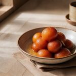 Jamun gulab jamun servis dans une assiette avec leur sirop