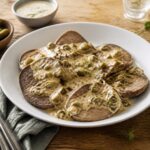 Langue de bœuf façon grand-mère tranchée et nappée de sauce piquante aux cornichons