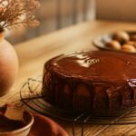 Nappage chocolat brillant coulant sur un gâteau posé sur une grille