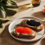 Oeufs de lompe rouges et noirs servis sur des toasts