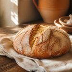 Pain de campagne maison à la croûte dorée sur torchon de lin