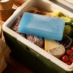 Pain de glace rigide posé sur des aliments méditerranéens dans une glacière ouverte
