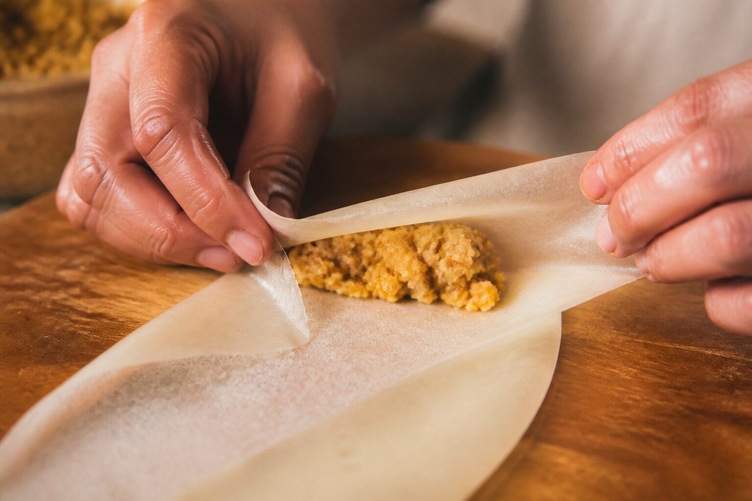 Pliage à la main d'un samoussa au poulet et au curry en feuille de brick