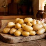 Pommes de terre bintje entières sur une planche en bois