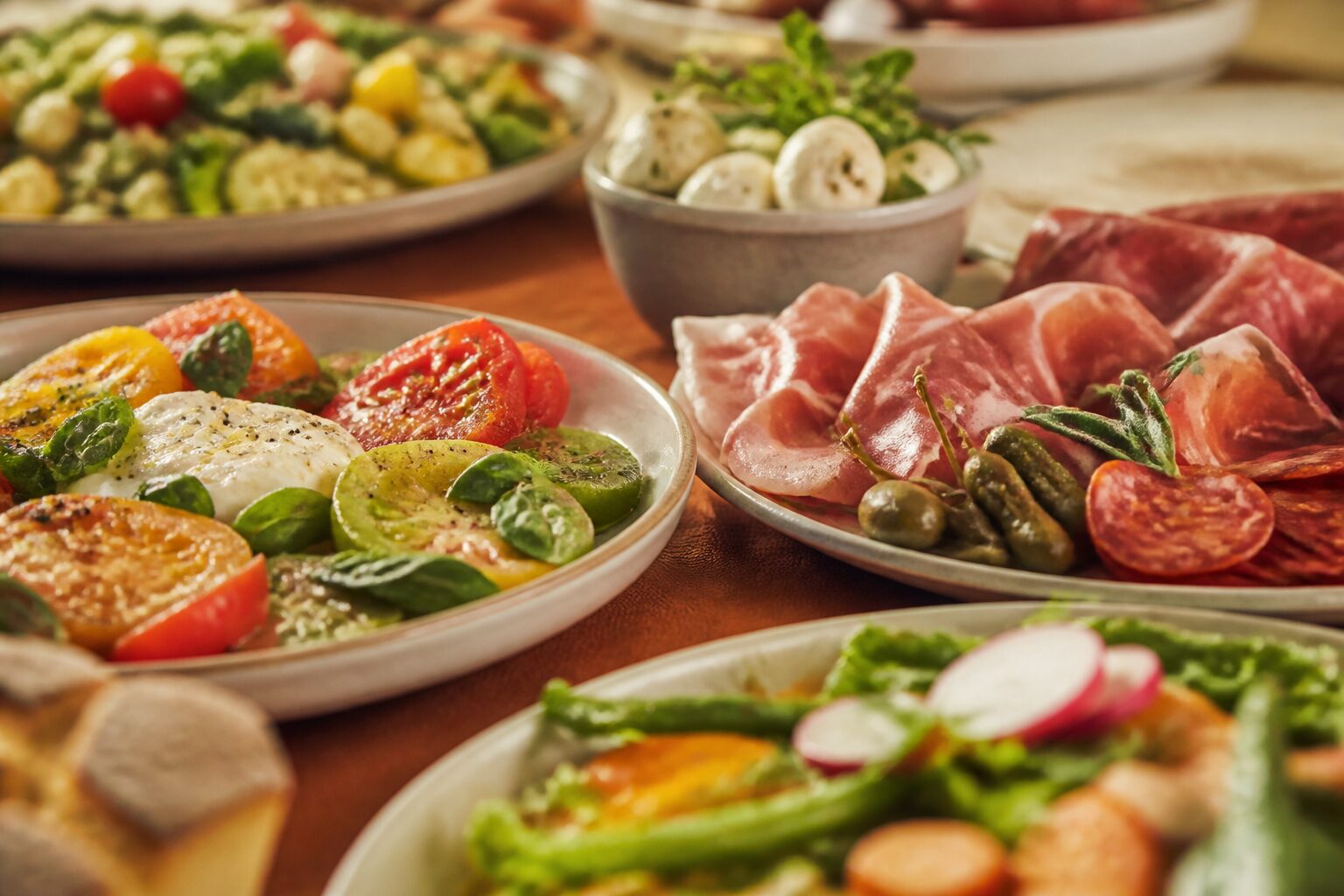 Table dressée pour un buffet froid avec charcuteries, salades et fromages