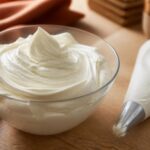 Bol de crème chantilly fraîchement montée au Thermomix avec poche à douille