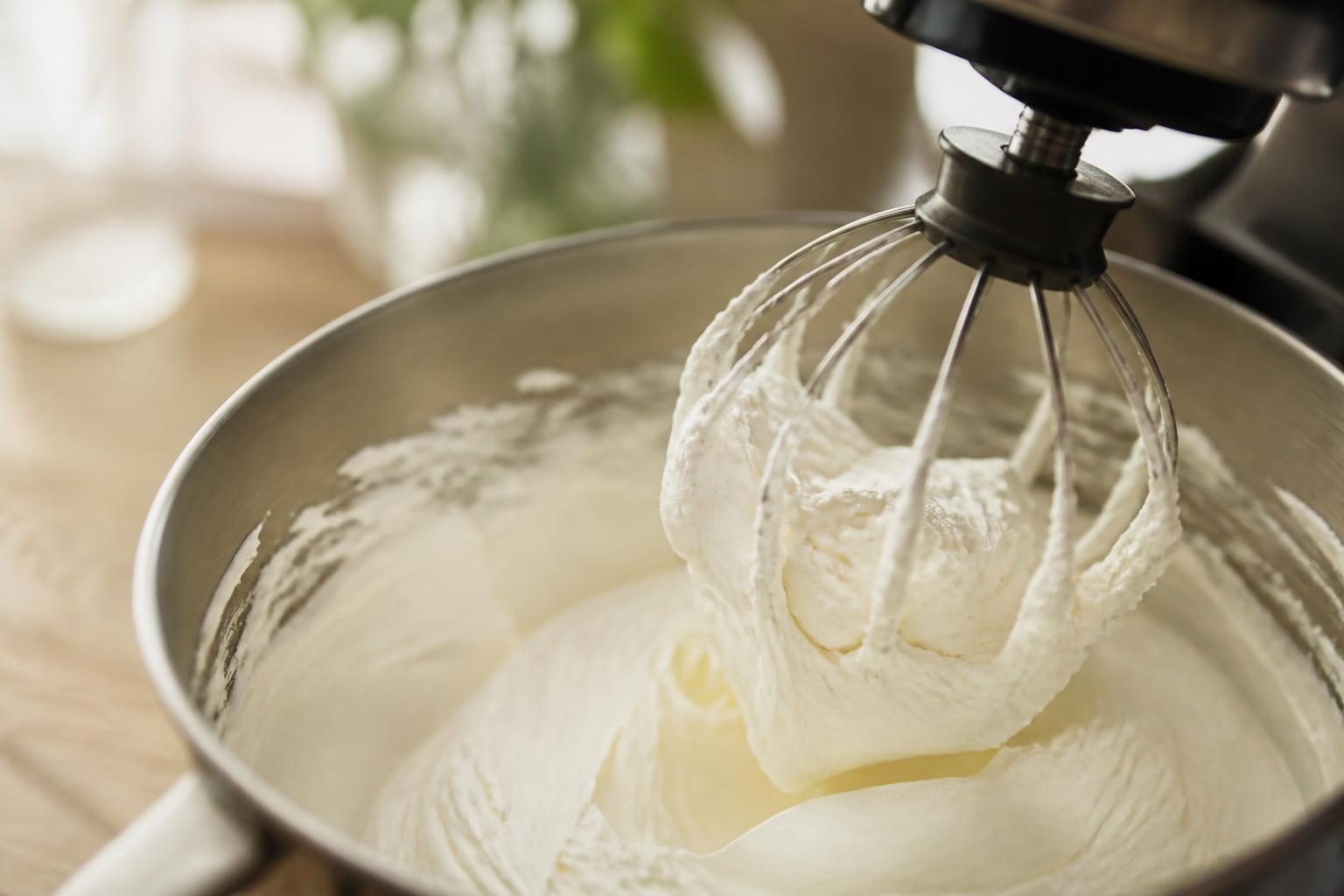 Bol de robot de cuisine avec crème fouettée ferme prête pour la chantilly thermomix