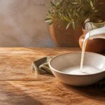 Crème fraîche liquide versée dans un bol en céramique