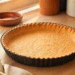Fond de tarte sablé doré tout juste sorti du four dans son moule
