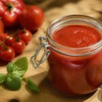 Bocal de passata maison, puree de tomates italienne entouree de tomates fraiches