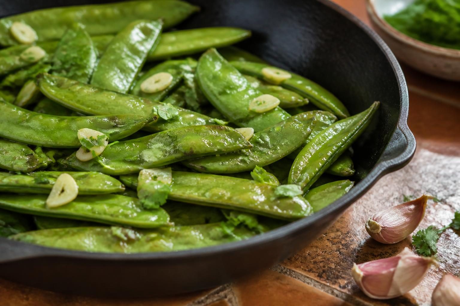 Pois gourmand sauté à la poêle avec ail et persil
