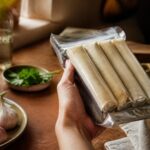 Paquet de rouleaux impériaux et étiquette de date limite de consommation examinés en cuisine