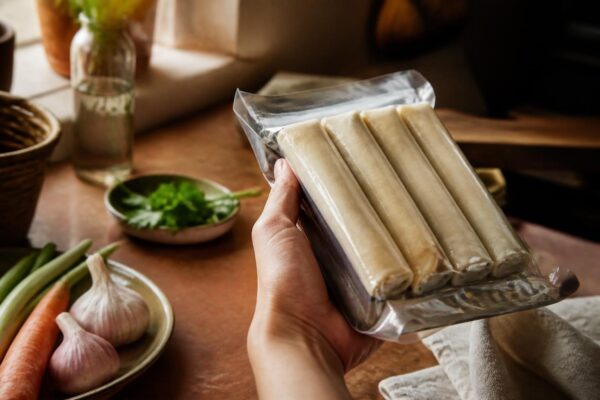 Paquet de rouleaux impériaux et étiquette de date limite de consommation examinés en cuisine