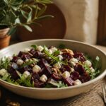 Salade betterave rouge en cubes avec feta, noix et roquette dans un saladier